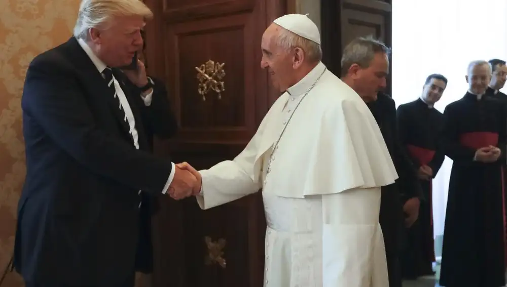 Apretón de manos entre el Papa y Trump