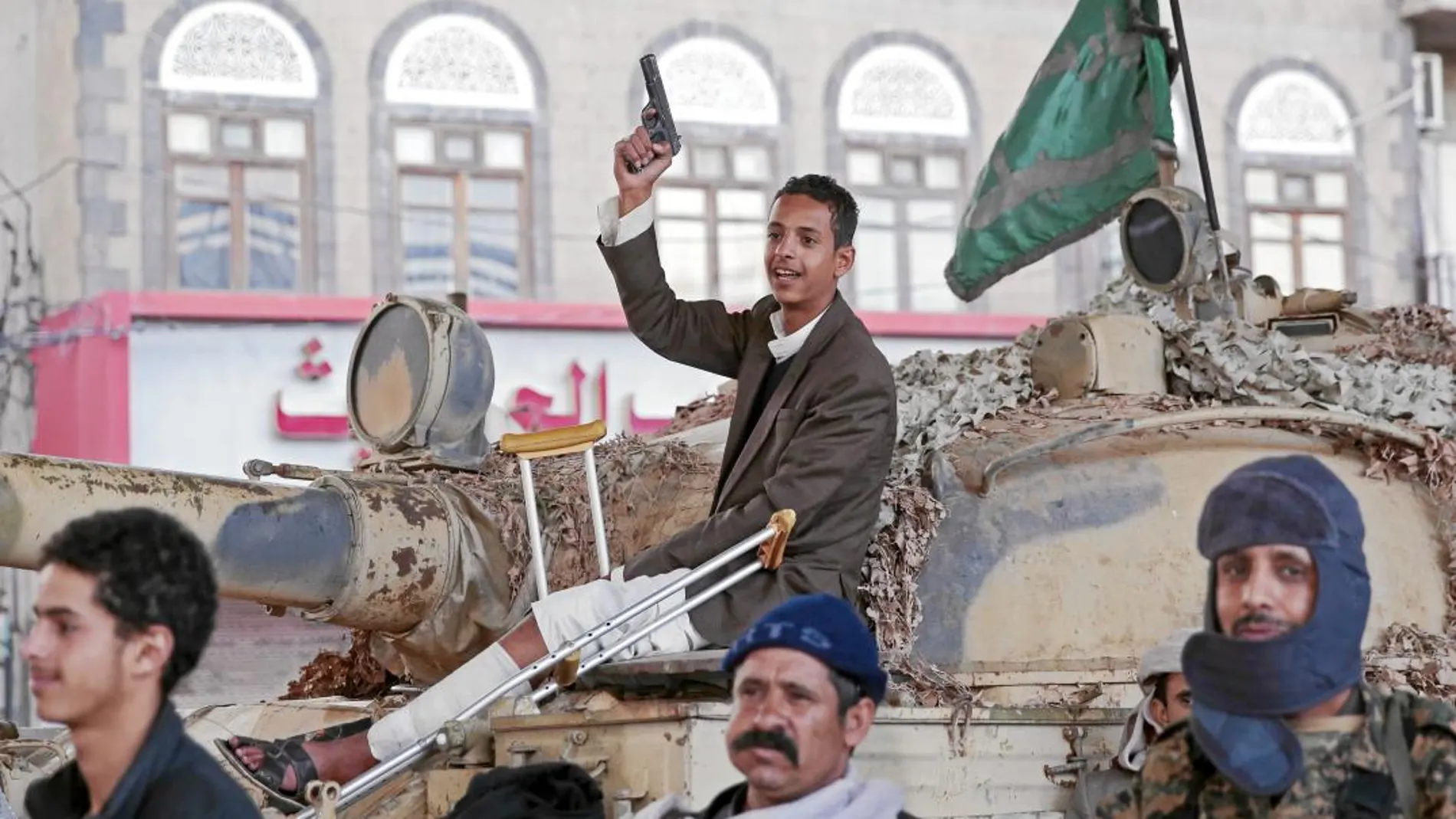 Rebeldes hutíes en un puesto próximo a la residencia del ex presidente Abdulah Saleh, asesinado ayer