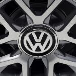 Detalle del logotipo de Volkswagen en la llanta de un coche expuesto en el Salón del Automóvil de Tokio (Japón)