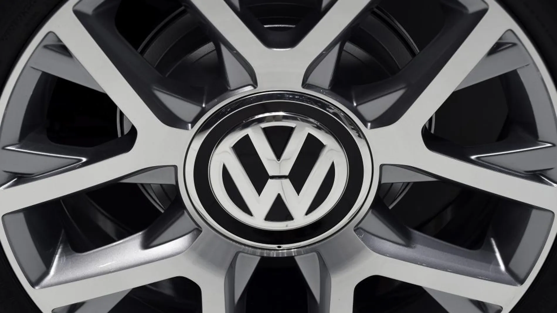 Detalle del logotipo de Volkswagen en la llanta de un coche expuesto en el Salón del Automóvil de Tokio (Japón)