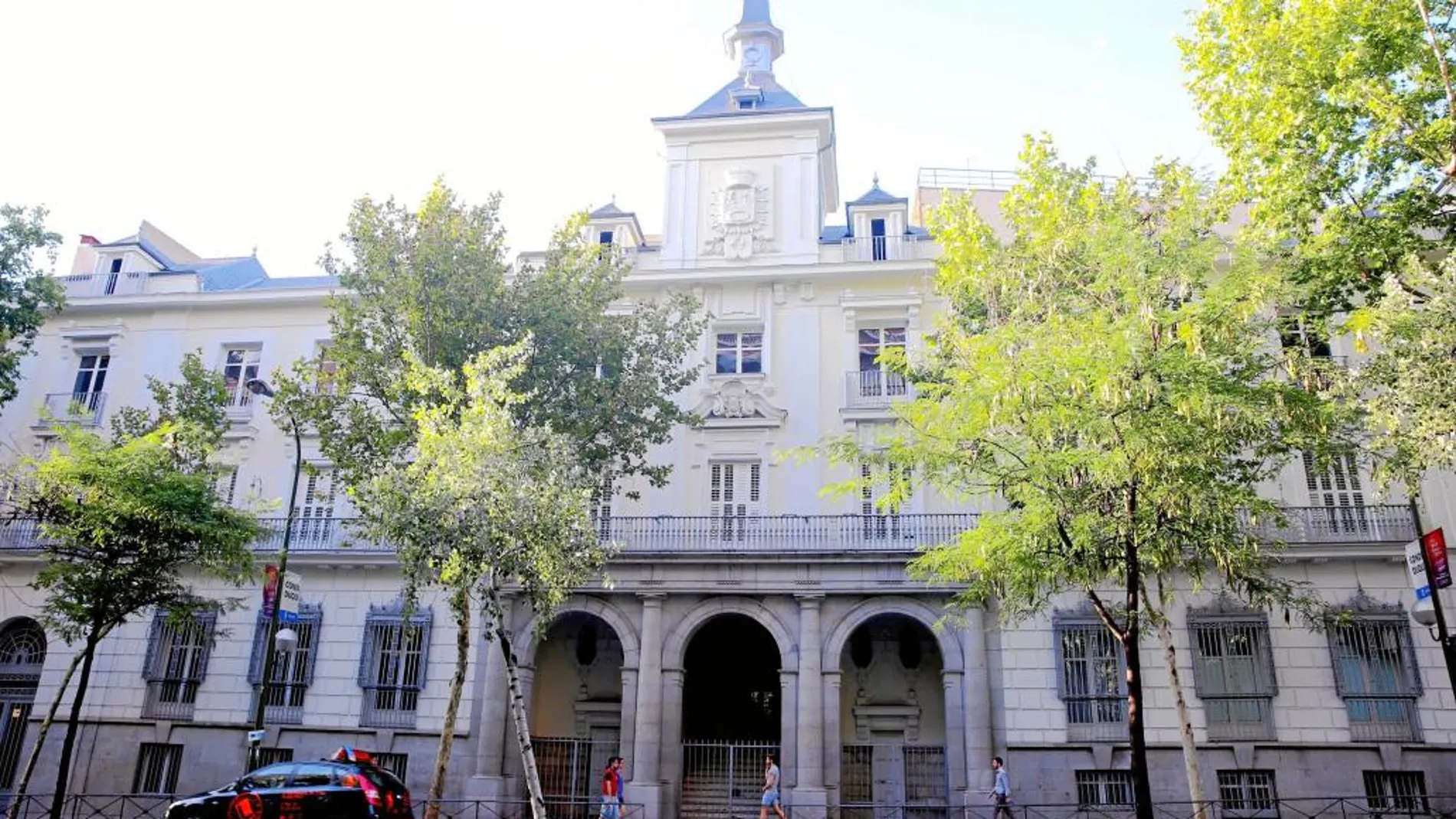 Los activistas de Patio Maravillas han sido los primeros en escoger edificio, un palacete en Alberto Aguilera 20, a pesar de no estar aún inscritos como entidad jurídica, requisito que exige la normativa municipal