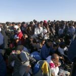 Cientos de refugiados esperan en Hungria a los autobuses que les trasladarán a Austria.