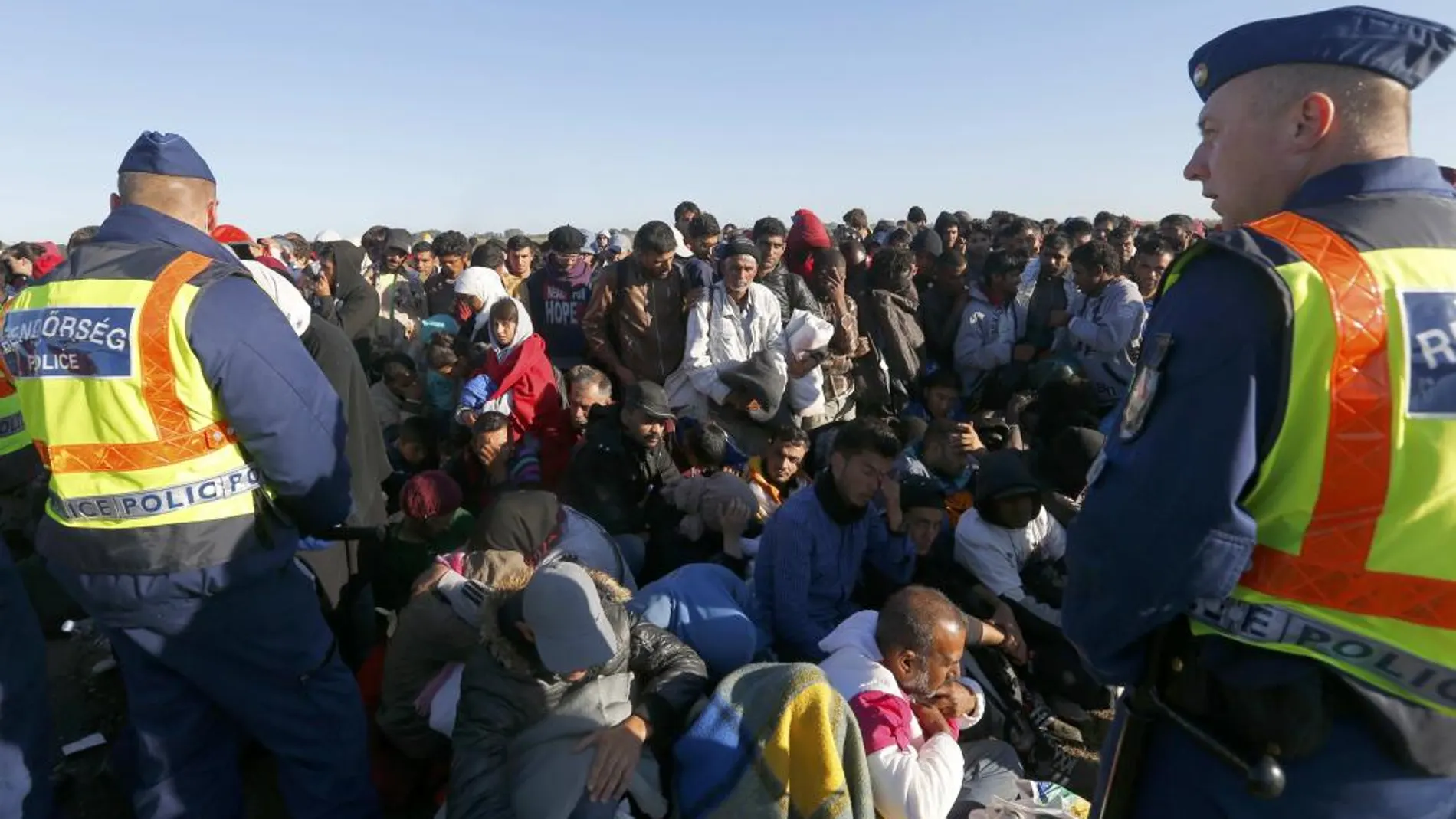 Cientos de refugiados esperan en Hungria a los autobuses que les trasladarán a Austria.