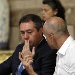 Juan Espadas habla con el concejal Antonio Muñoz durante el pleno