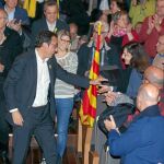 El conseller cesado y número 6 de Junts per Catalunya (JxCat), Josep Rull, saluda a su compañera y candidat Elsa Artadi (d) a su llegada al acto electoral que la formación celebra hoy en Terrassa.