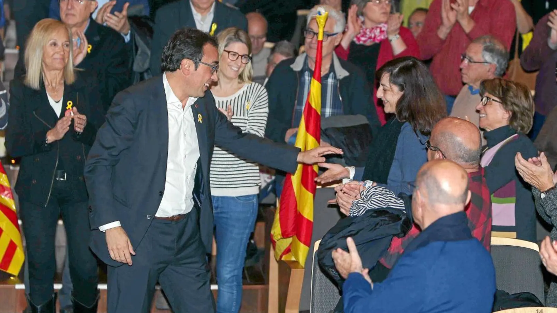 El conseller cesado y número 6 de Junts per Catalunya (JxCat), Josep Rull, saluda a su compañera y candidat Elsa Artadi (d) a su llegada al acto electoral que la formación celebra hoy en Terrassa.