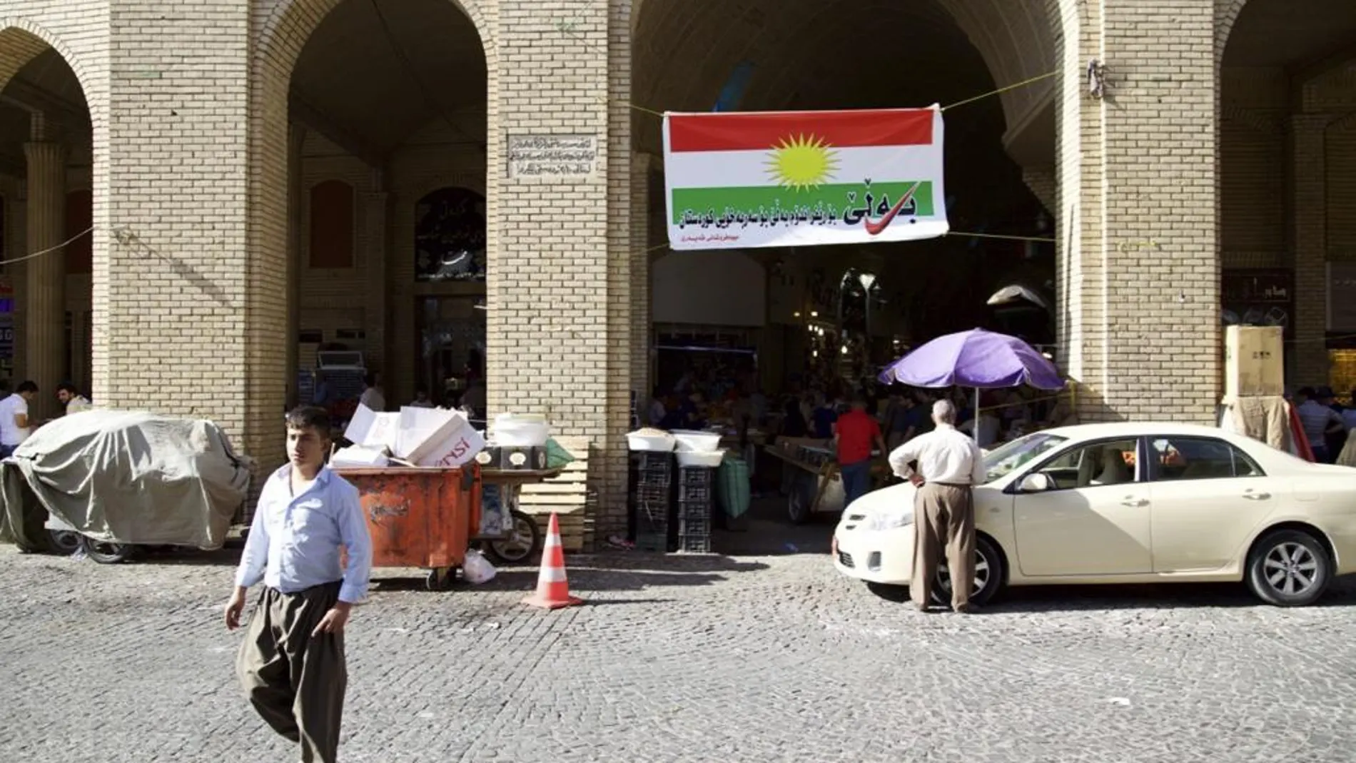 Una bandera kurda muestra un mensaje de "vota sí"en el referéndum