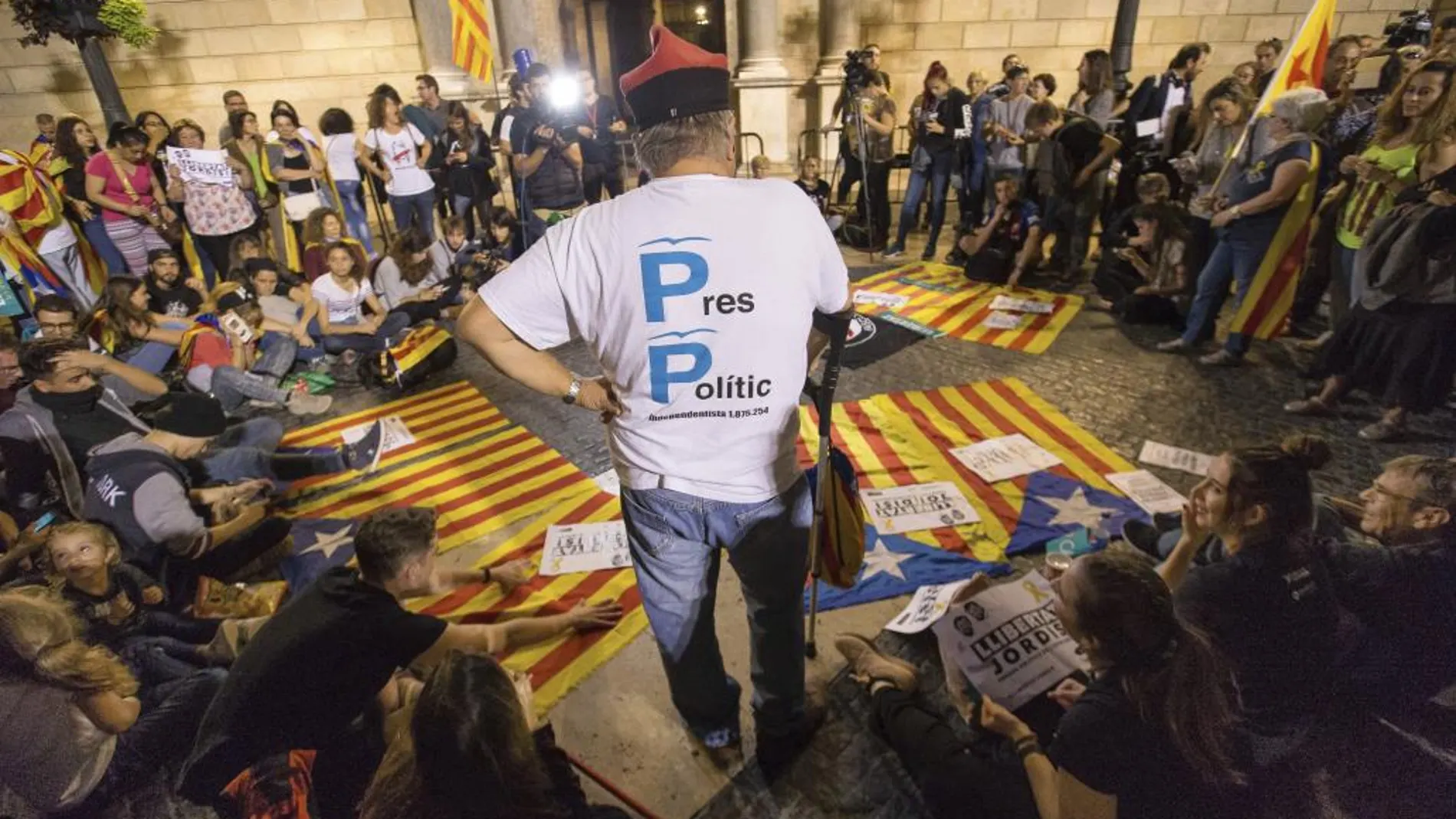 Un grupo de ciudadanos se concentran delante del Palau de la Generalitat/ Efe