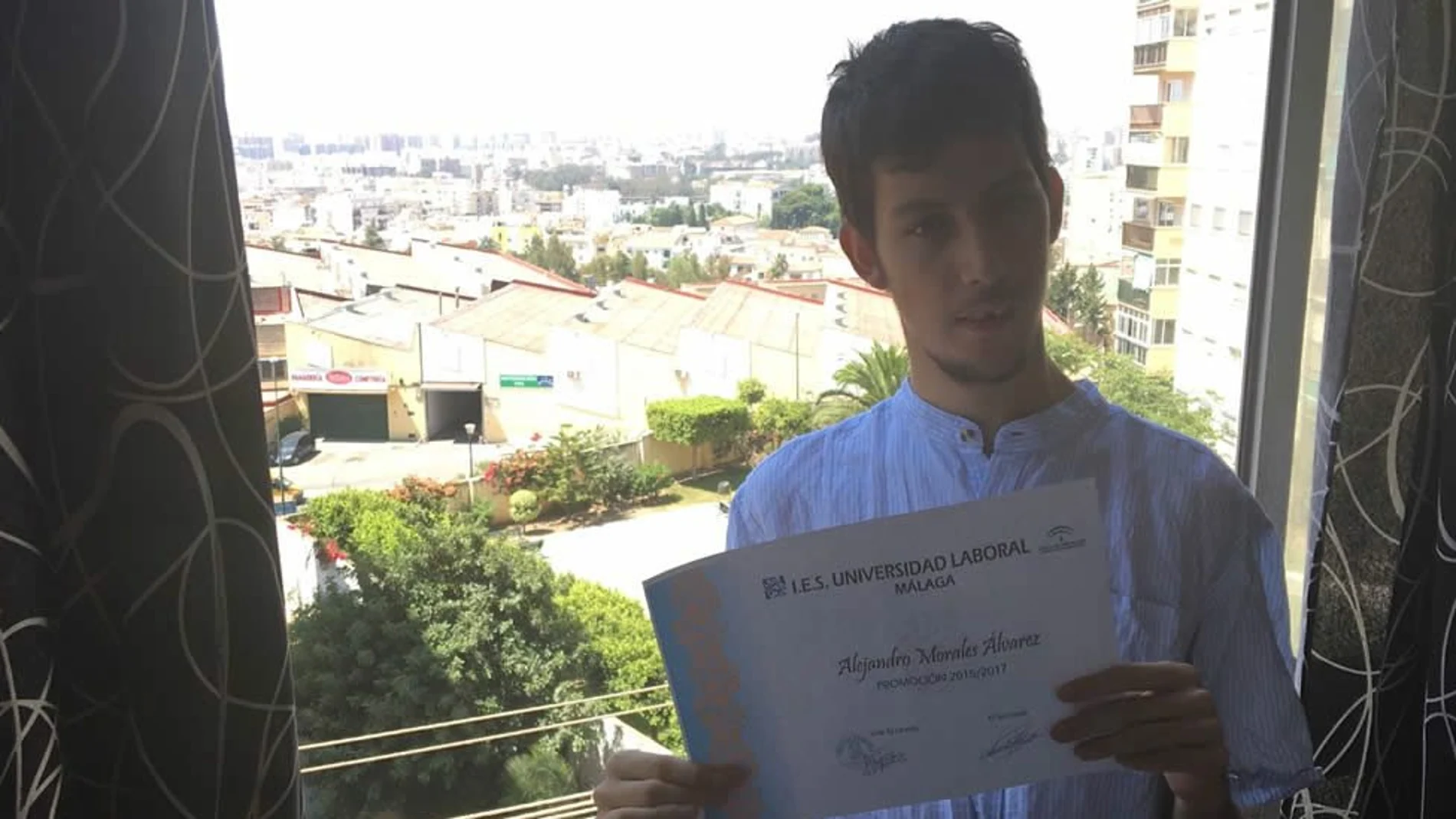 Alejandro Morales posa con su título de la Universidad Laboral de Málaga