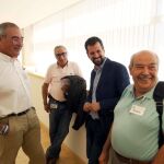 Luis Tudanca bromea con los dirigentes sindicales Evelio Angulo (UGT) y Lorenzo Rubio (CCOO), entre otros, tras la reunión que mantenían este jueves en Valladolid