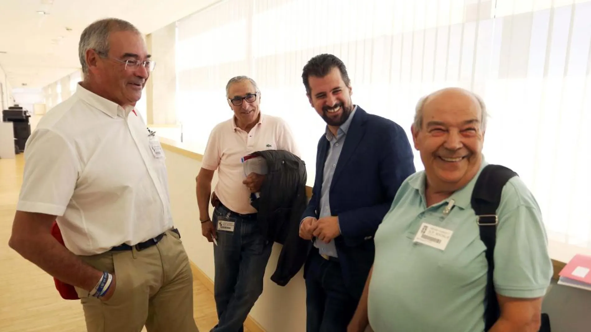 Luis Tudanca bromea con los dirigentes sindicales Evelio Angulo (UGT) y Lorenzo Rubio (CCOO), entre otros, tras la reunión que mantenían este jueves en Valladolid