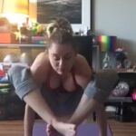 Miley Cyrus practicando Yoga