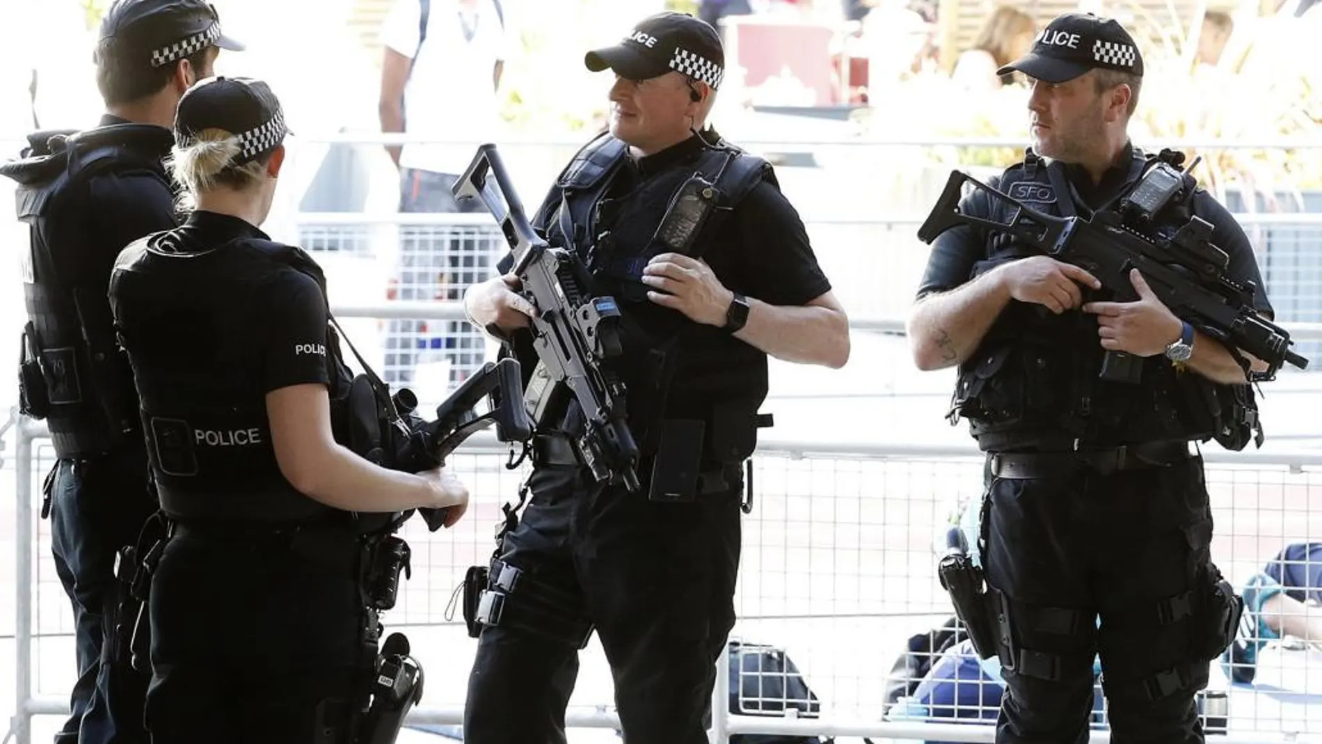 Un grupo de agentes vigilan un acto celebrado en Manchester