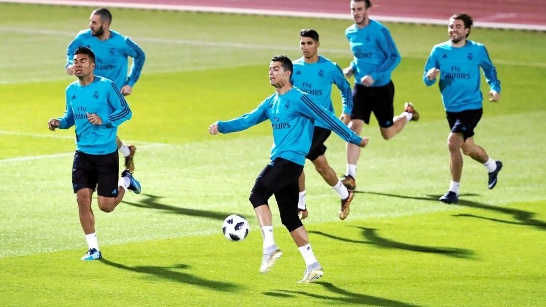 Ronaldo, al lado de Casemiro, golpea un balón en el entrenamiento de ayer del Real Madrid