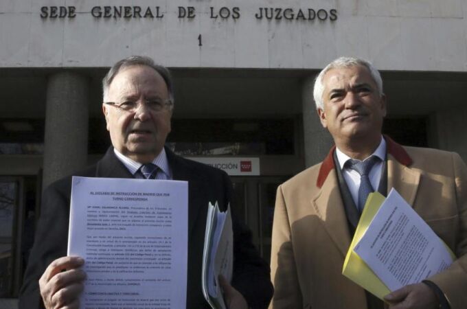 Miguel Bernad y Luis Pineda, en la puerta de los juzgados de Plaza de Castilla en Madrid
