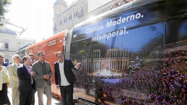 Los alcaldes de Sevilla y Mérida y el director del festival, ayer frente al Metrocentro