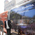 Los alcaldes de Sevilla y Mérida y el director del festival, ayer frente al Metrocentro