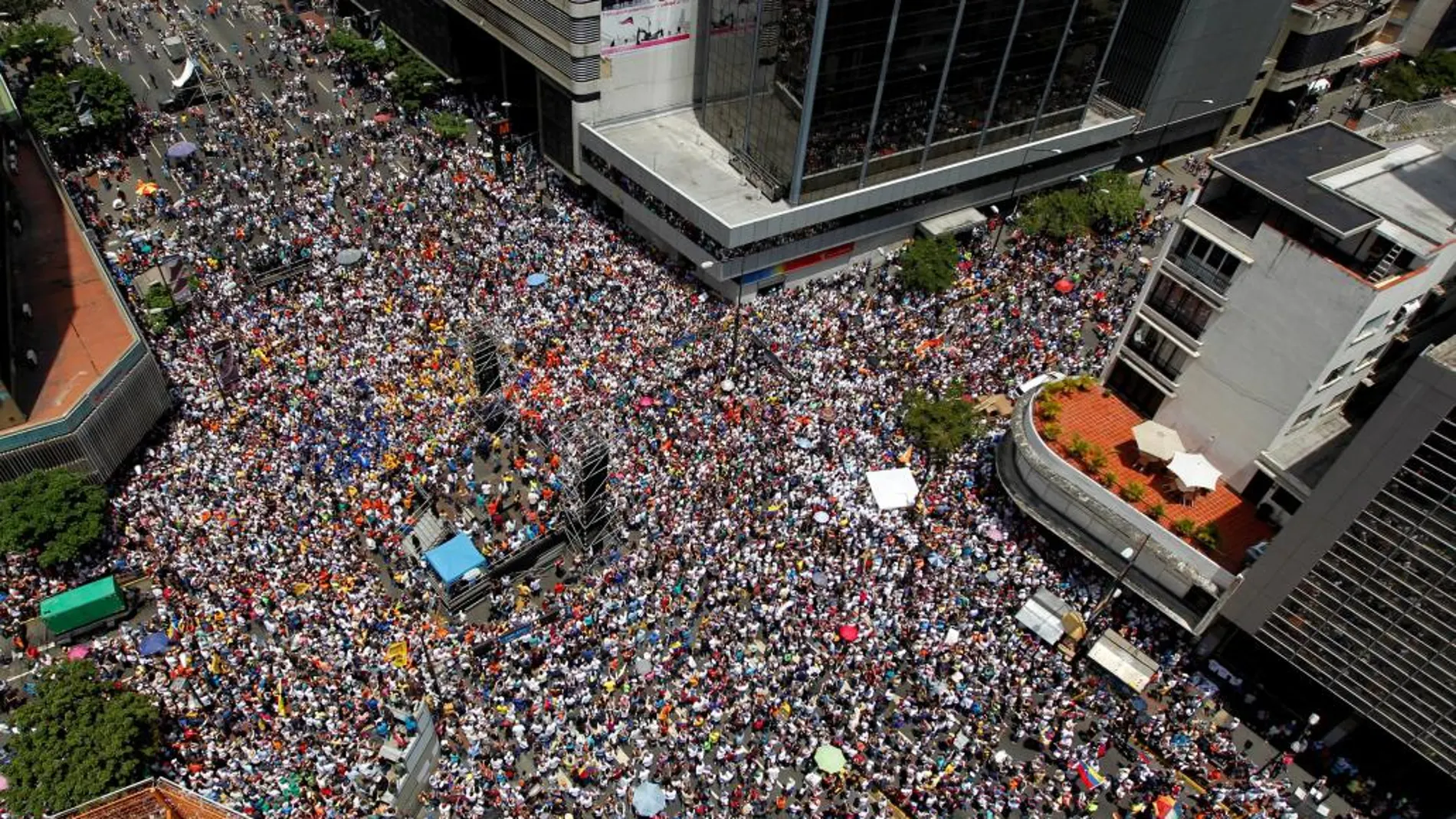 Miles de personas se han manifestado en Caracas