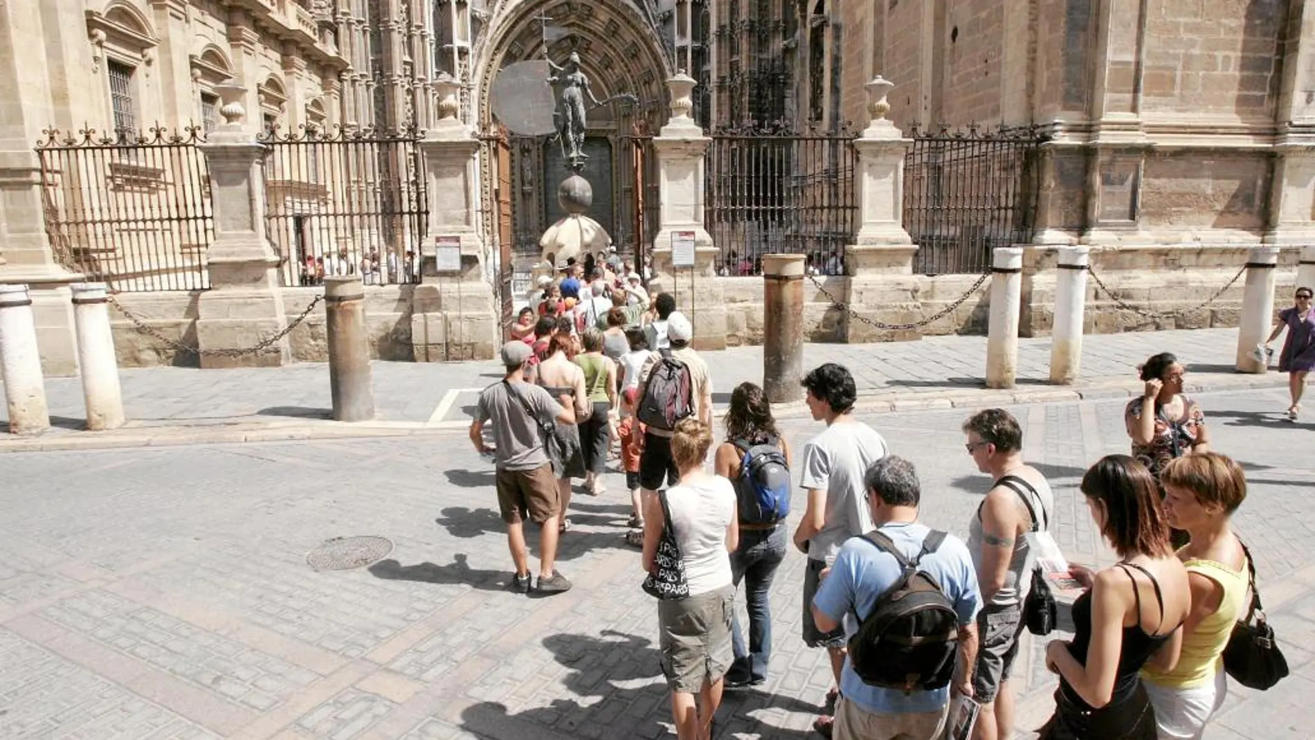 La Catedral de Sevilla sigue siendo el monumento más demandado, con 184.779 visitas el mes pasado, seguido por el Real Alcázar (170.908)
