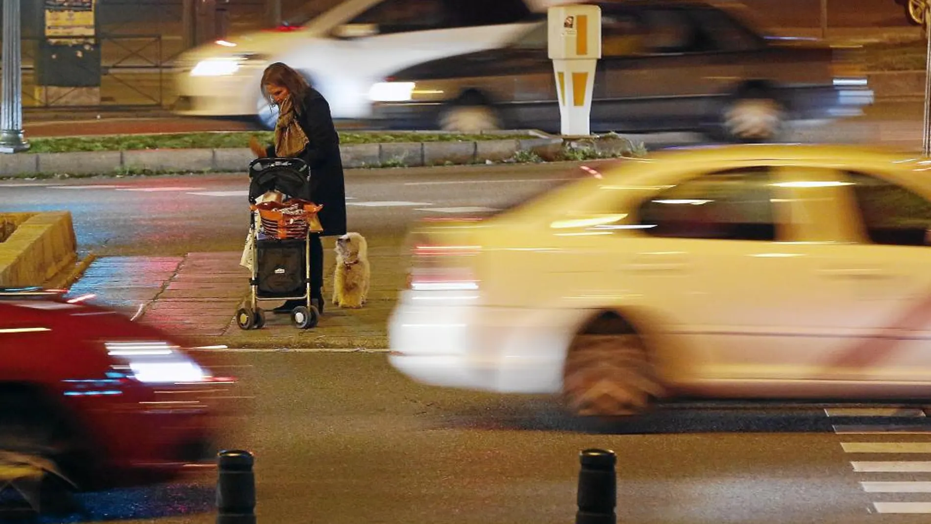 La alta velocidad de los vehículos en el Paseo de la Castellana convierten a esta vía en una de las más peligrosas de la capital para los peatones