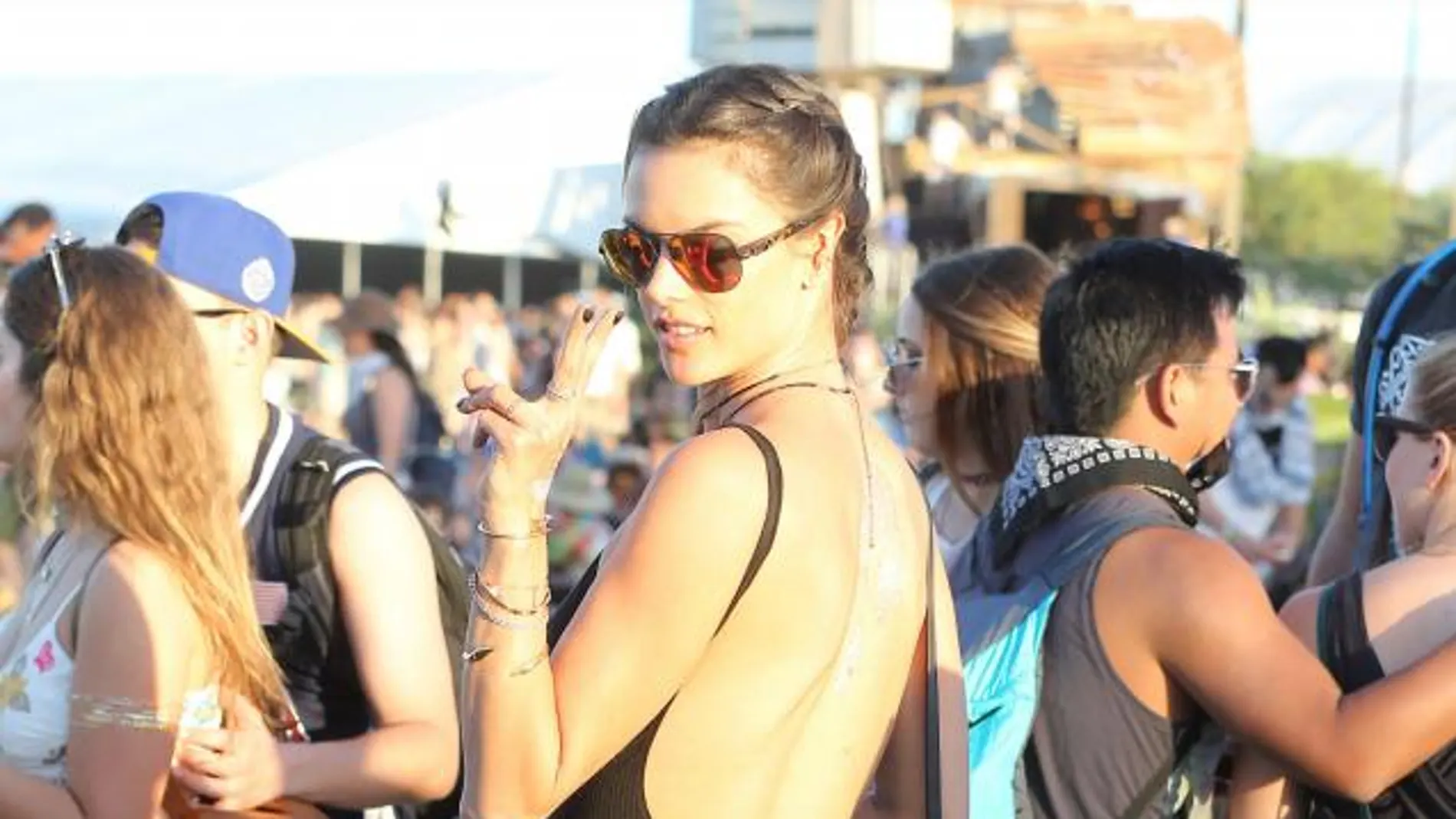 Alessandra Ambrosio disfruta del festival de Coachella, California