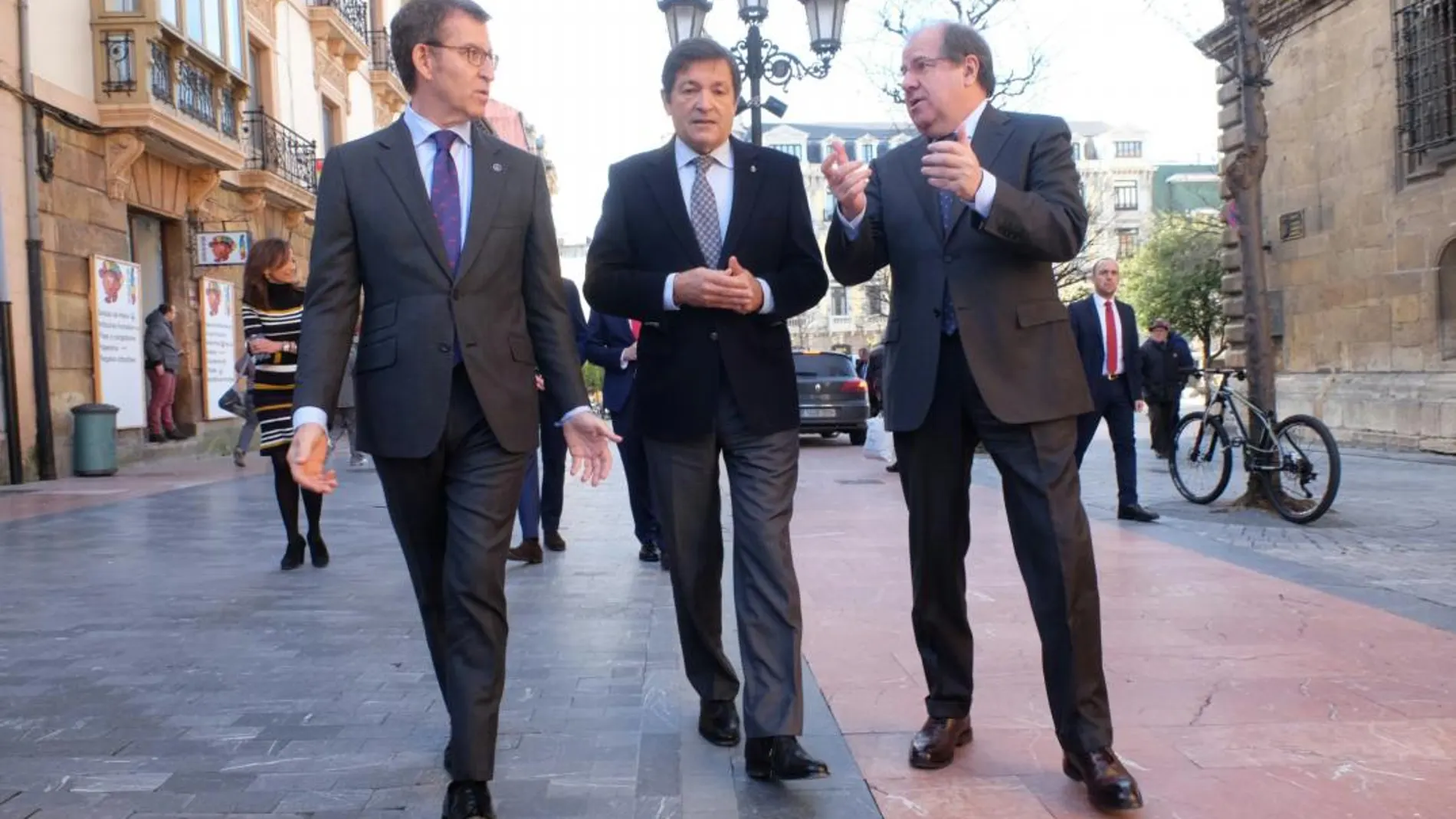 Los presidentes Juan Vicente Herrera (Castilla y León), Javier Fernández (Asturias) y Alberto Núñez Feijoo (Galicia), pasean por las calles de Oviedo