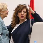 La alcaldesa de Madrid, Manuela Carmena,, conversa con la concejal delegada de Cultura y Deportes del Ayuntamiento de Madrid, Celia Mayer