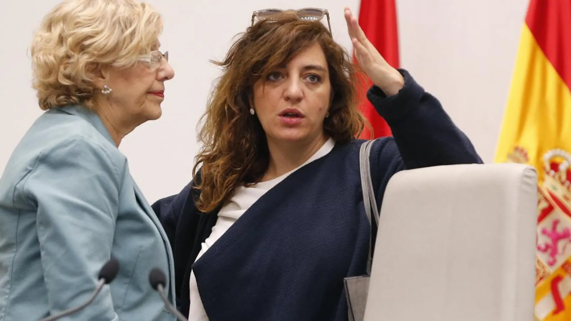 La alcaldesa de Madrid, Manuela Carmena,, conversa con la concejal delegada de Cultura y Deportes del Ayuntamiento de Madrid, Celia Mayer