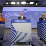 la canciller de Alemania, Angela Merkel, el presidente de la CE, Jean-Claude Juncker y el Alto Comisionado para los Refugiados, el portugués Antonio Guterres, durante la rueda de prensa en Bruselas