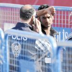 Policías escoltan a los refugiados que llegan al puerto de Diliki (Turquía)