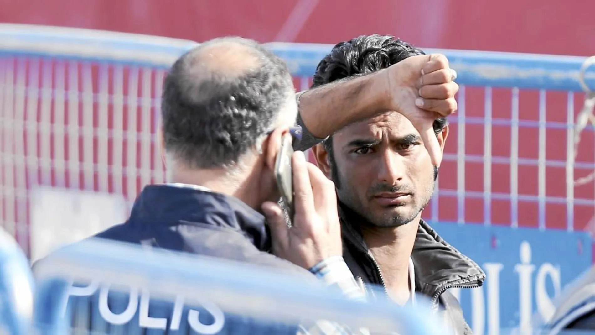 Policías escoltan a los refugiados que llegan al puerto de Diliki (Turquía)