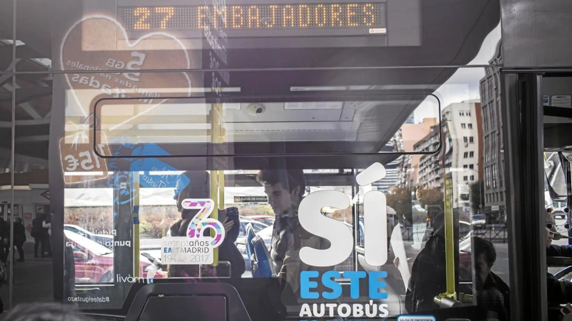 La línea 27 de Madrid recorre la distancia entre Atocha y Plaza de Castilla y suele ser utilizada por numerosos jóvenes
