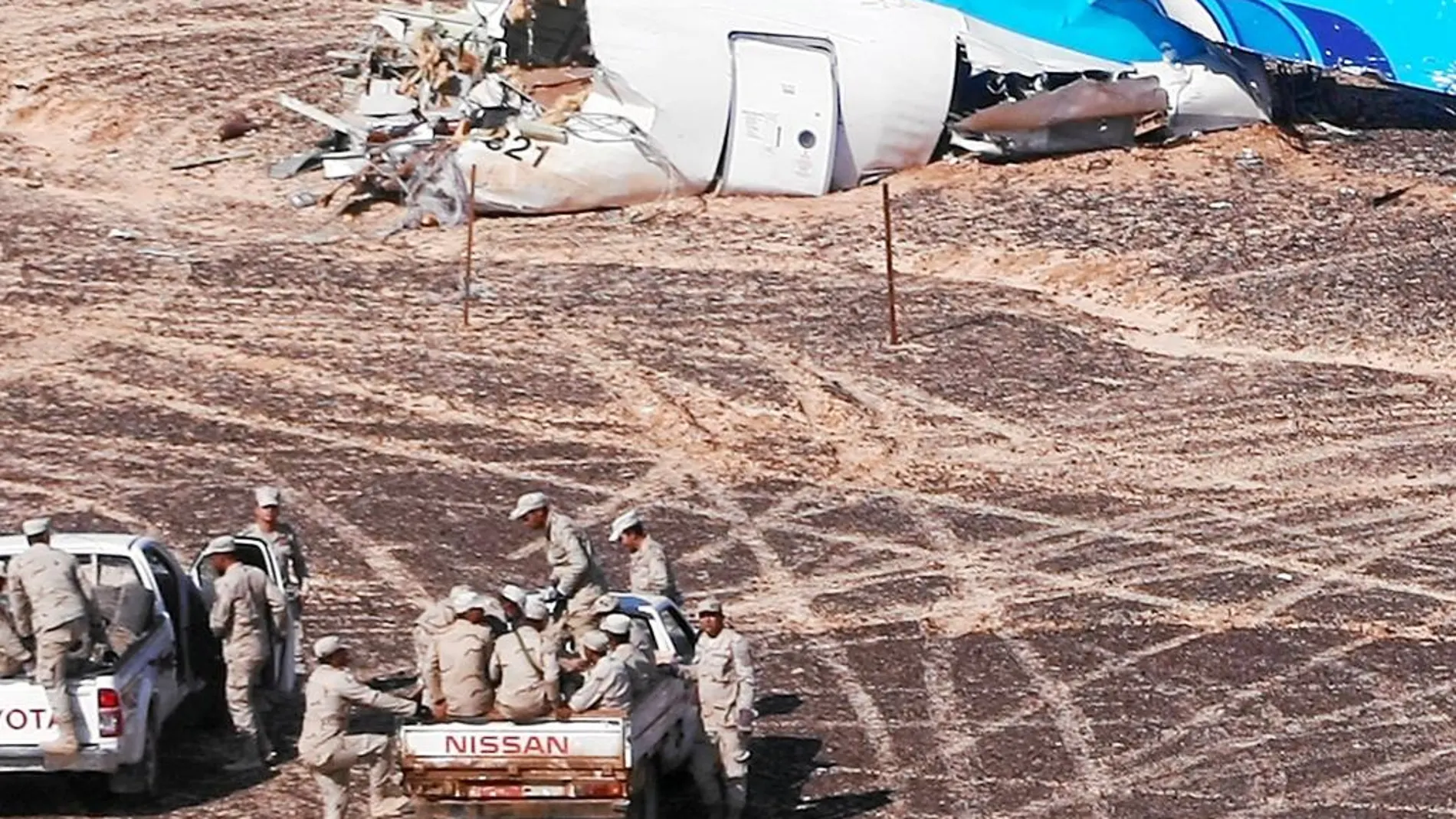 Equipos militares egipcios acceden a la cola del avión de pasajeros que se estrelló el sábado cerca