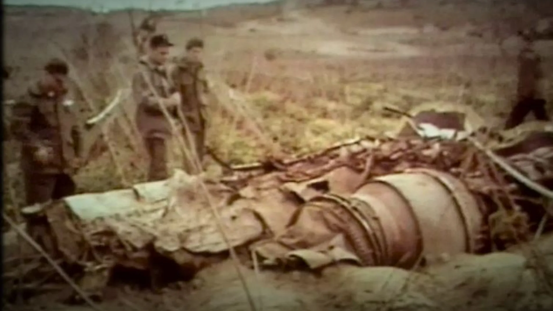 Soldados de EE UU junto a los restos de las bombas