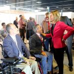 La consejera de Familia e Igualdad, Alicia García, conversa con el presidente de Aspaym Castilla y León, Ángel de Propios, en presencia del responsable nacional, José Ramón del Pino, ayer en Valladolid, momentos antes de participar en el III Congreso Nacional sobre Seguridad Vial y Discapacidad
