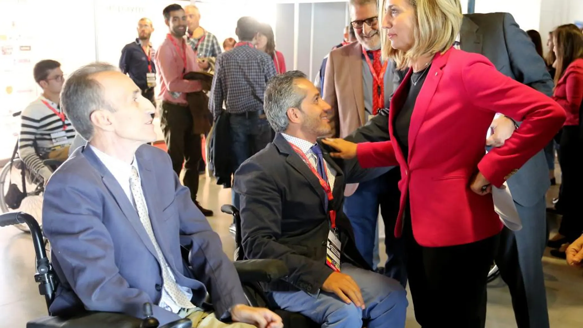 La consejera de Familia e Igualdad, Alicia García, conversa con el presidente de Aspaym Castilla y León, Ángel de Propios, en presencia del responsable nacional, José Ramón del Pino, ayer en Valladolid, momentos antes de participar en el III Congreso Nacional sobre Seguridad Vial y Discapacidad