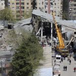 Bomberos y servicios de rescate trabajan en el lugar de la explosión ayer en Diyarbakir