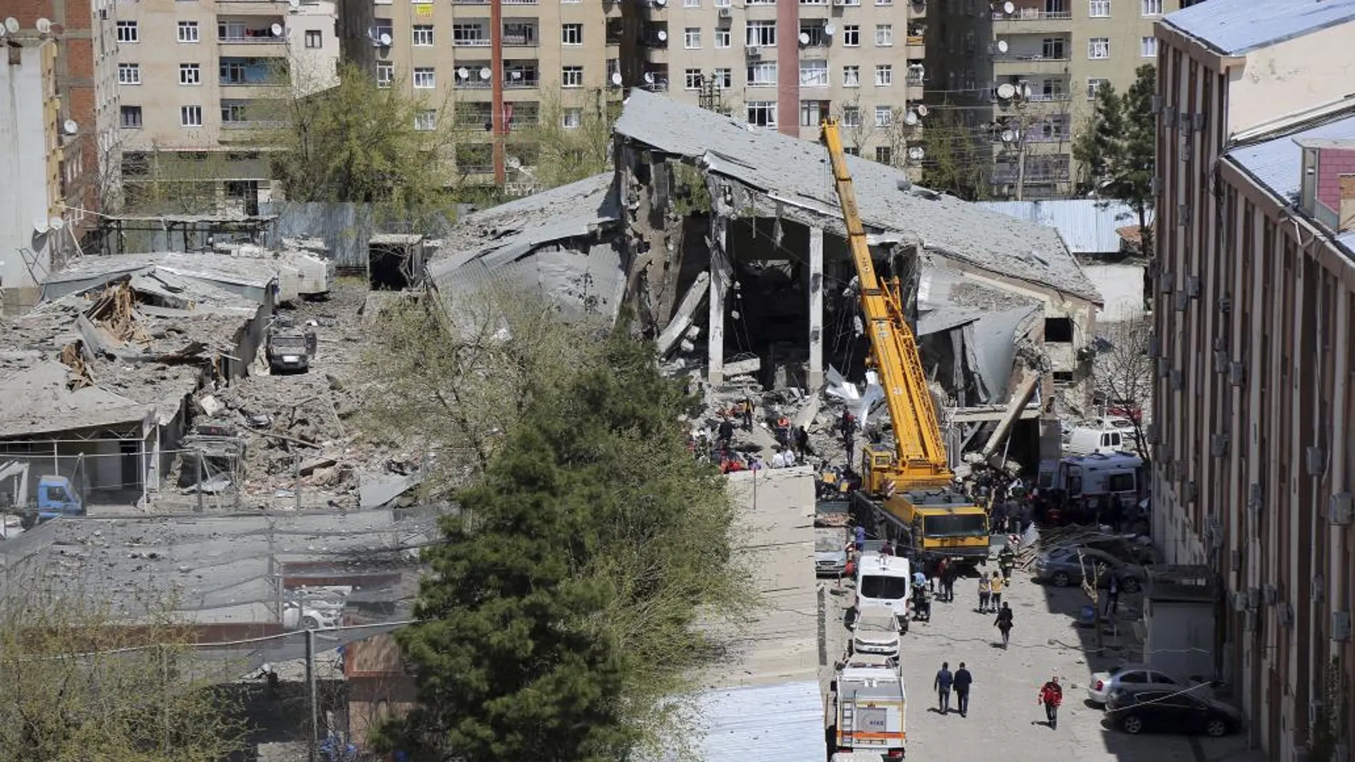 Bomberos y servicios de rescate trabajan en el lugar de la explosión ayer en Diyarbakir