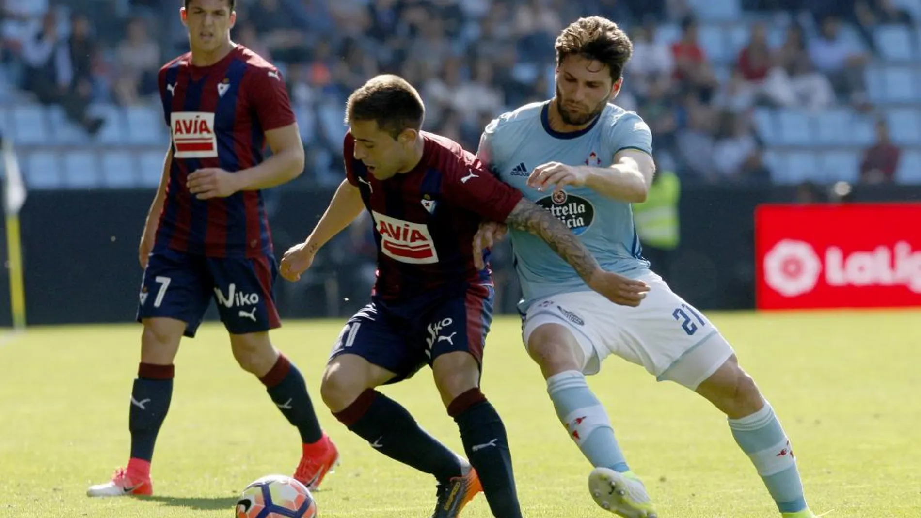 El defensa del Celta de Vigo Carles Planas (d) disputa un balón con el centrocampista del Eibar Ruben Peña
