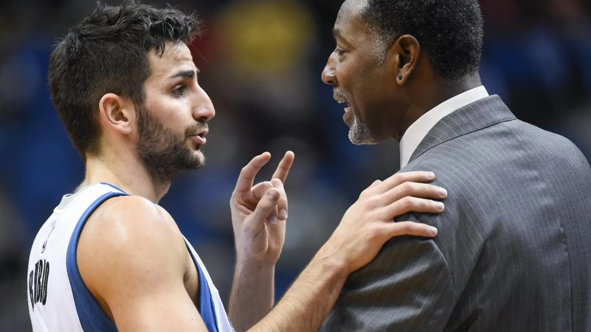 El jugador Ricky Rubio (i) de Minnesota Timberwolves habla con su entrenador Sam Mitchell (d)