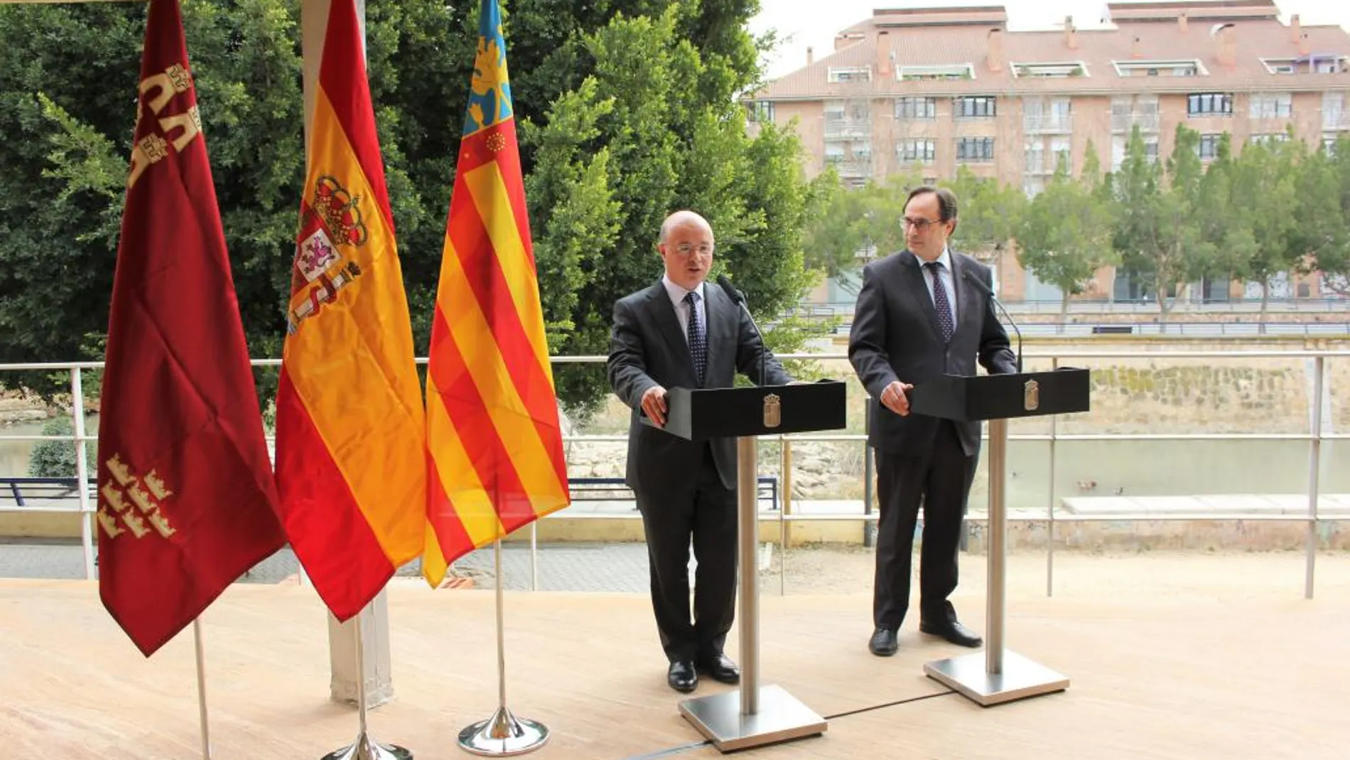 El consejero de Hacienda en la Región, Andrés Carrillo, y su homólogo en la Comunitat, Vicent Soler, ayer en Murcia