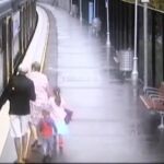 El angustioso momento en el que un niño se cuela entre el vagón y el andén de un tren