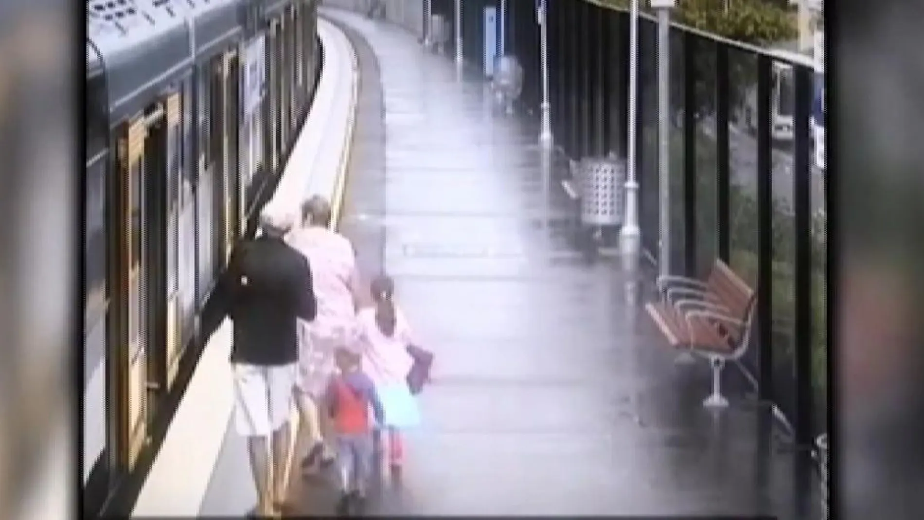 El angustioso momento en el que un niño se cuela entre el vagón y el andén de un tren