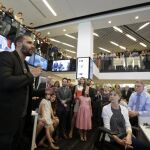 La redacción de The Washington Post, el escritor Wesley Lowery, fy la investigadora Julie Tate