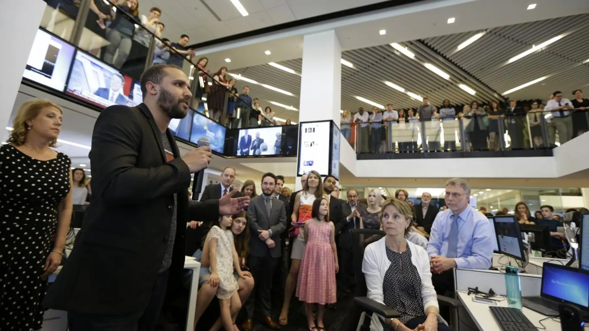 La redacción de The Washington Post, el escritor Wesley Lowery, fy la investigadora Julie Tate