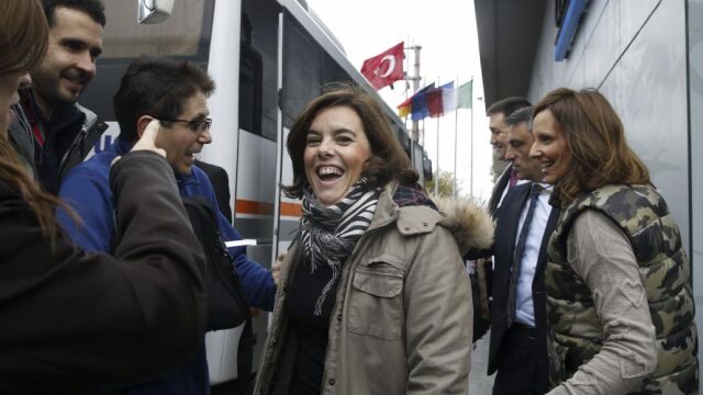 La vicepresidenta del Gobierno, Soraya Saez de Santamaría, sale del hotel en el que ha esperado la solución a una avería en el avión