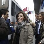 La vicepresidenta del Gobierno, Soraya Saez de Santamaría, sale del hotel en el que ha esperado la solución a una avería en el avión
