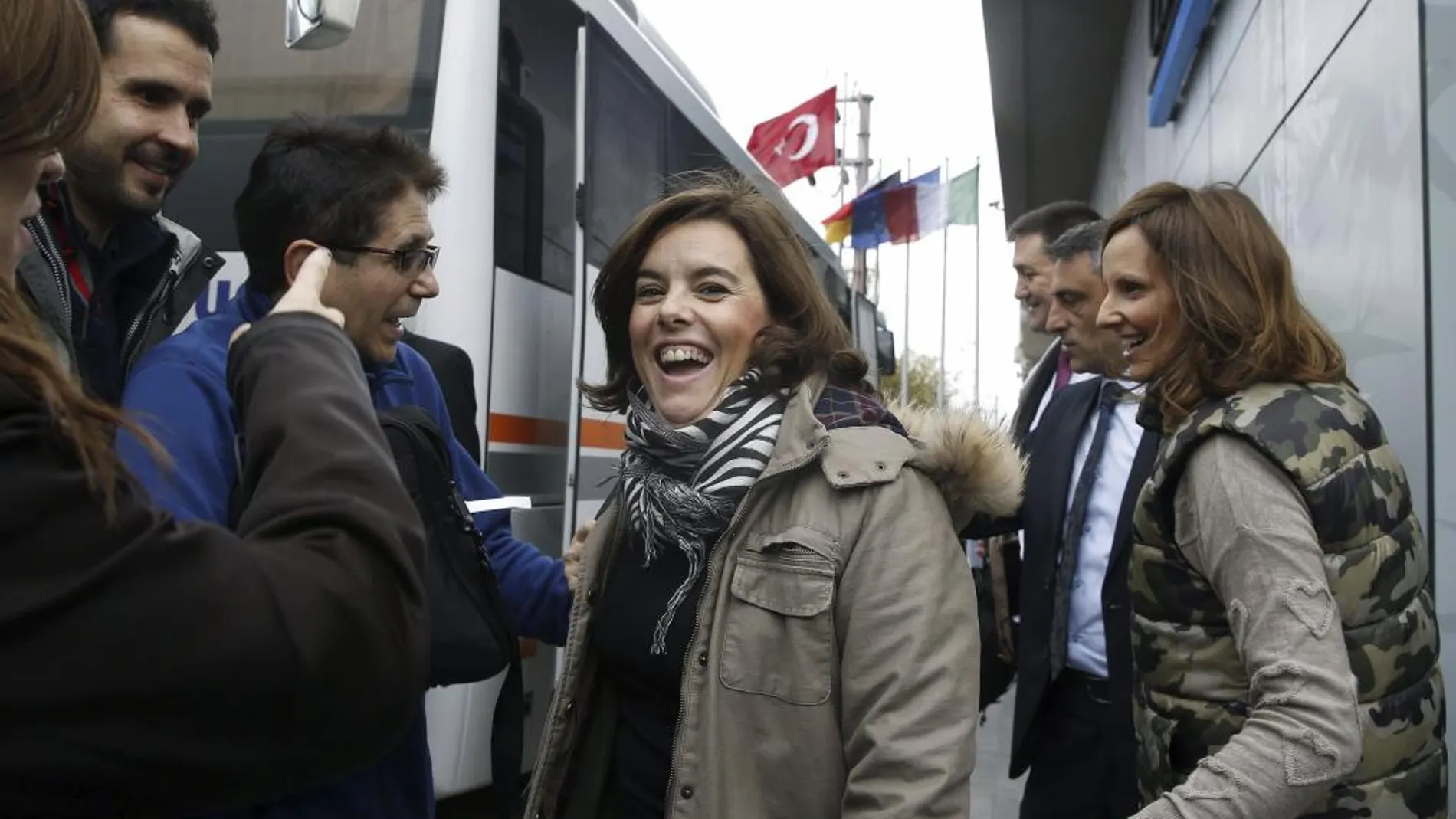 La vicepresidenta del Gobierno, Soraya Saez de Santamaría, sale del hotel en el que ha esperado la solución a una avería en el avión