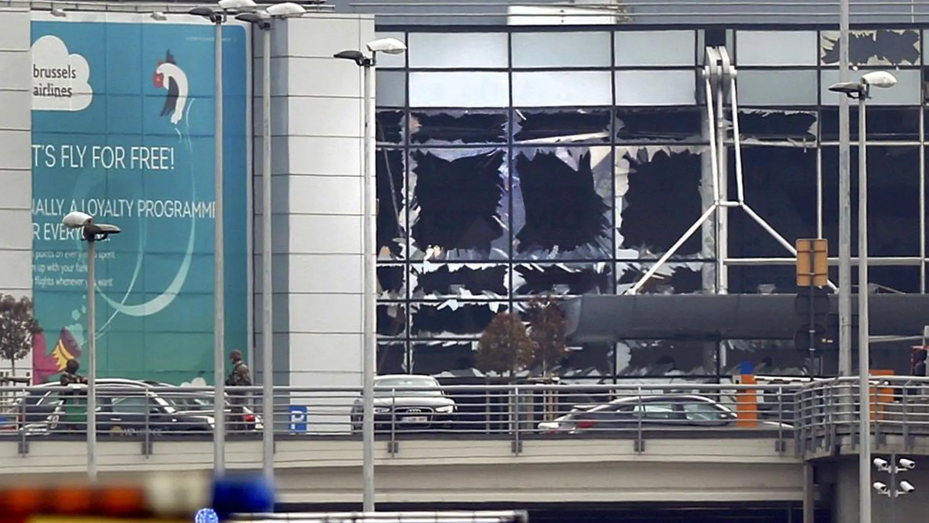 Las ventanas del aeropuerto han quedado destrozadas tras las deflagraciones
