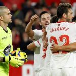 Los jugadores del Sevilla celebran el gol de Wissam Ben Yedder, primero del equipo andaluz ante el Deportivo